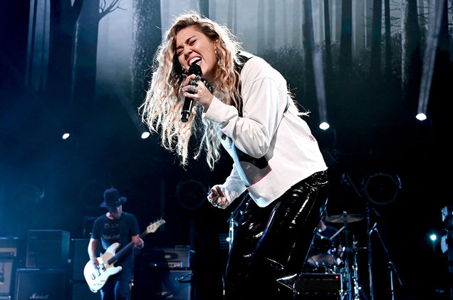 Miley Cyrus Performs Temple of the Dog’s ‘Say Hello 2 Heaven’ At CHRIS CORNELL Tribute: Watch
