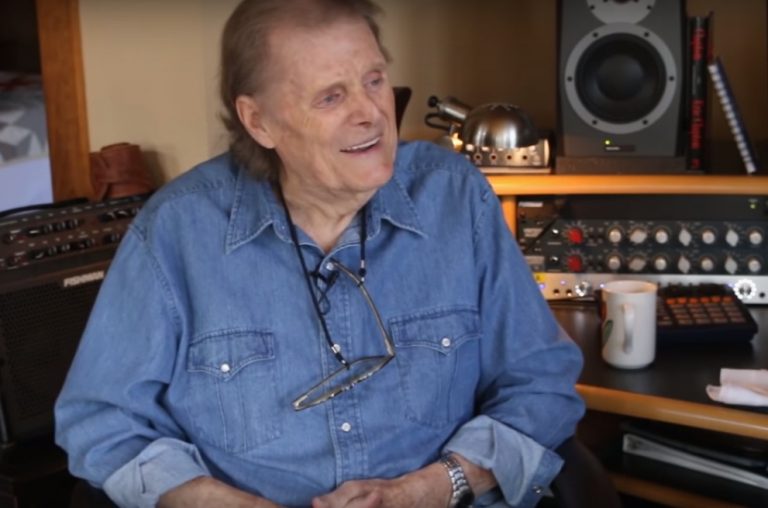 Reggie Young, Session Guitarist regarding Elvis Presley, Waylon Jennings plus Highwaymen, Dies at 82