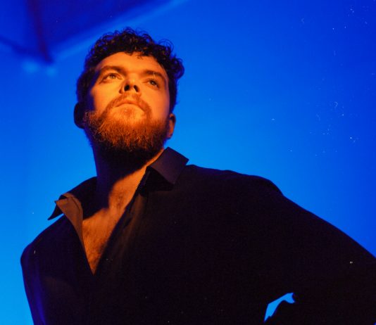 Jack Garratt Performs as the Ultimate One-Man Band for Dizzy Billboard Live At-Home