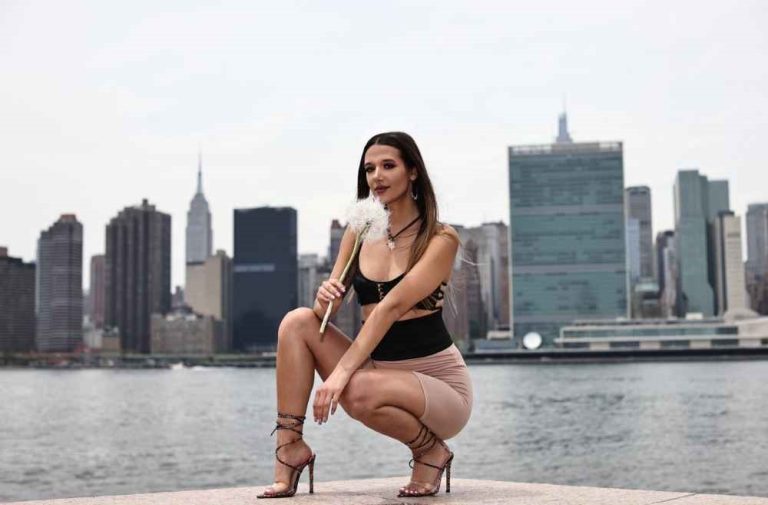 Nikki Taylor Vibe performing live, expressing deep emotion through her music.