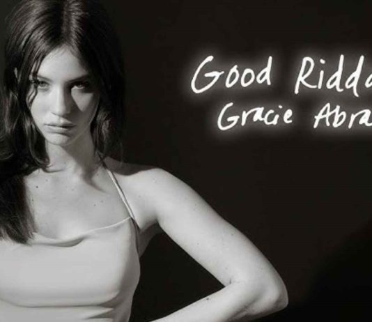 Gracie Abrams’ “Good Riddance”: An Introspective Journey Through Heartbreak and Self-Discovery Gracie Abrams performing songs from Good Riddance, capturing her emotional depth.